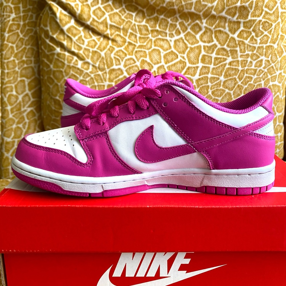 Nike 5y/ 6.5w Fuchsia Dunks